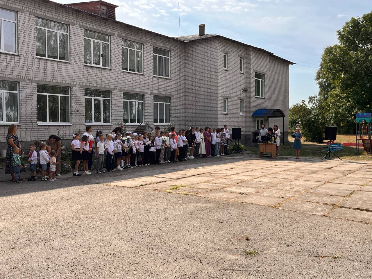 Шкільне подвір'я під час урочистостей 1 вересня